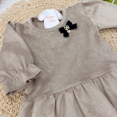 Vestido Manga Longa em Plush Foil com Lacinho e Brilhos - Marrom